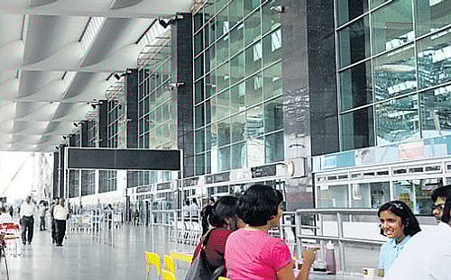 The arrested are Narasimha Swamy S G, N Sundaram, V Visveswara Bhat, V Prem Kumar and K R Somasunder, posted in the import section of the customs. DH file photo