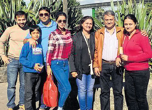 Close knit: (From left) Nikhil, Ishaan, Sharmiela, Pamela, Dayanand, Sunanda and Sonali.