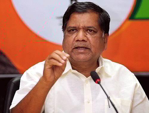 Addressing reporters, he said the government had given a contract to set up a superspecialty laboratory at Victoria Hospital to a company owned by Siddaramaiah's younger son Yathindra Siddaramaiah. The contract should be cancelled immediately. A high-level probe should be conducted into the issue, he added. DH file photo