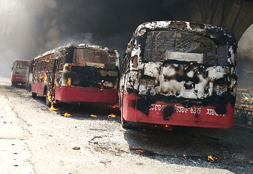 Protesters pelted stones at Hebbagodi Police Station in Bengaluru and torched seized vehicles parked there, as the spontaneous agitation with no trade union leading it spun out of control. DH Photo by BH Shivakumar