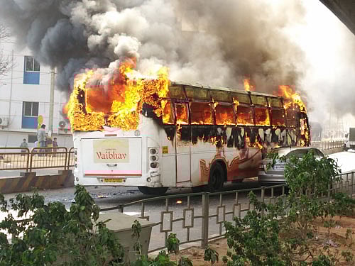 Protesters pelted stones at Hebbagodi Police Station and torched seized vehicles parked there, as the spontaneous agitation with no trade union leading it spun out of control. DH Photo BH Shivakumar
