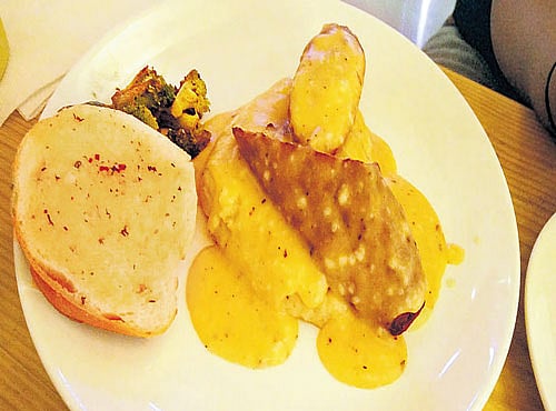 DELICIOUS Roast chicken with red wine.