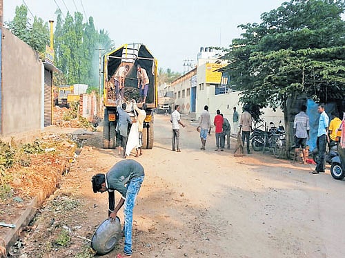 Pourakarmikas clean Bannimantap Industrial Layout in Mysuru. DH photo