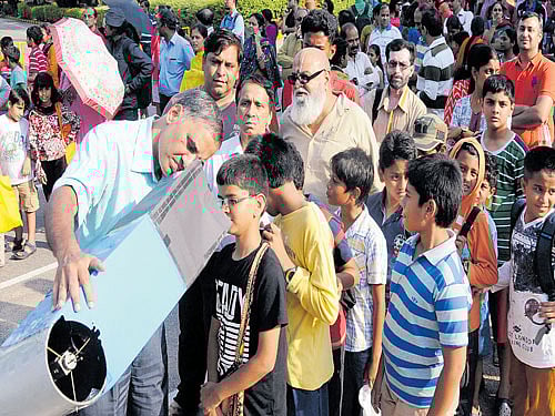 Enthusiastic schoolchildren throng the Jawaharlal Nehru Planetarium in the city on Monday for a glimpse of the Transit of Mercury. DH photo