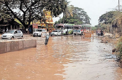 A waterlogged road near Kuloor bridge, following heavy rain in Mangaluru in the wee hours of Sunday. DH Photo