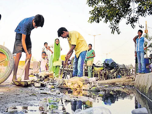 Around 100 metres from the landfill, Mullah Colony is the residential locality situated nearest to it. In a locality of around 10,000 people who live in pucca houses, the 'khatta' is an omnipresent entity affecting their life in multiple ways. DH photo