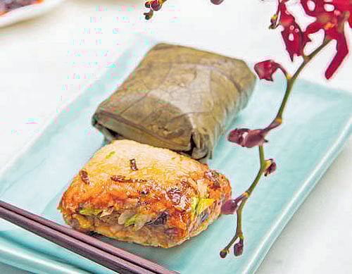 Sticky rice in lotus leaf with asparagus