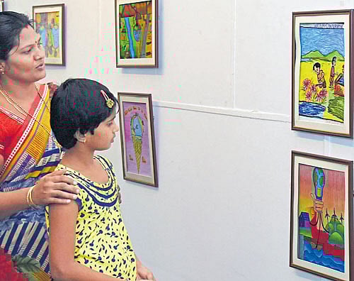 Visitors at Nazariya,  a national-level painting competition portraying children's views on the environment. The event was organised by the Heritage Foundation of Art and Culture at Venkatappa Art Gallery in the city on Friday.  DH PHOTO
