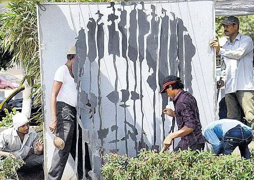 Former cricketer Sachin Tendulkar's sculpture which was installed at the Marine Drive as a tribute is being removed after a high court order in Mumbai on Tuesday. Nariman Point Churchgate Residents Association had  written to the Mumbai Heritage Conservation Committee raising objection to any installation or construction on the  promenade. The association argued that the promenade is meant for citizens to walk on and it has been designed to get an  unobstructed view of the sea. PTI