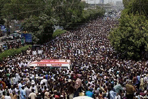 Thousands of people attend the funeral procession of Amjad Sabri, killed when unidentified gunmen open fire on his car in Karachi, Pakistan, June 23, 2016. REUTERS