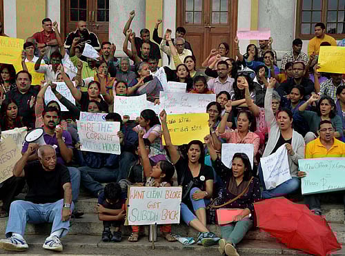Members of various citizens' groups stage a protest against the transfer of the BBMP Special Commissioner (SWM )  Subodh Yadav, in front of Town Hall on Sunday. DH photo
