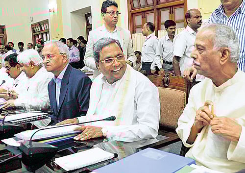 Ministers Ramanatha Rai, H K Patil, Chief Secretary Aravind Jadhav, Chief Minister Siddaramaiah and Revenue Minister Kagodu Thimmappa at the meeting of senior officers held at Vidhana Soudha in Bengaluru on Monday. Dh Photo