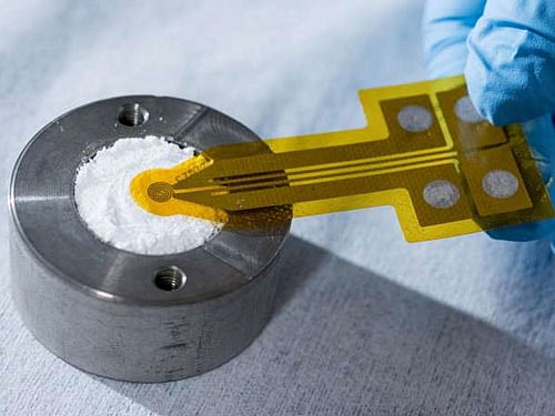 The theoretical physics behind the phenomenon is complicated, involving nanoscale electromagnetic effects created on the surface of the tiny silicon dioxide particles acting together. Image courtesy Twitter.