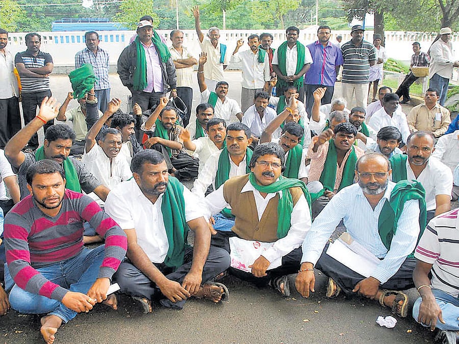 Members of Raitha Sangha and pro-people organisations hold a dharna in front of the Assistant Commissioner's office in Hassan on Thursday, demanding that Hassan AC Vijaya be transferred.