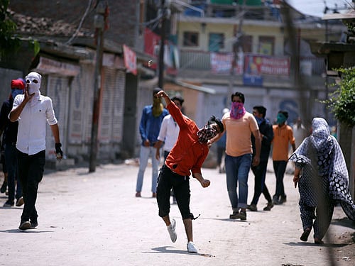 A protester throws stones towards the Indian police during a protest in Srinagar, against the recent killings in Kashmir, India August 4, 2016. REUTERS Photo