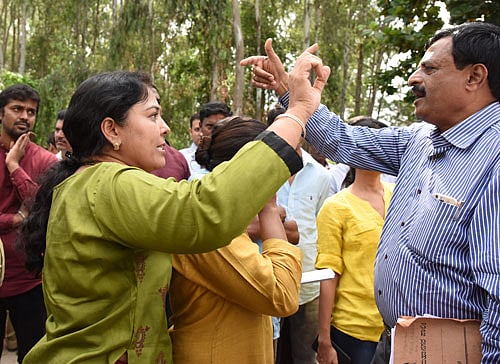 Residents of Shubh Enclave argue with the BBMP officials who came to demolish houses built on rajakaluve and feeder channel at Kasavanahalli in Bengaluru on Monday. DH Photo