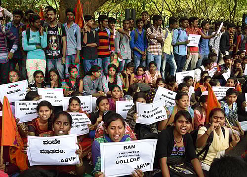 Members of ABVP staging a protest against alleged anti-national slogans raised at the event organised by Amnesty International at the United Theological College, in front of Indira Gandhi Musical fountain in Bengaluru on Tuesday. DH Photo by B K Janardhan