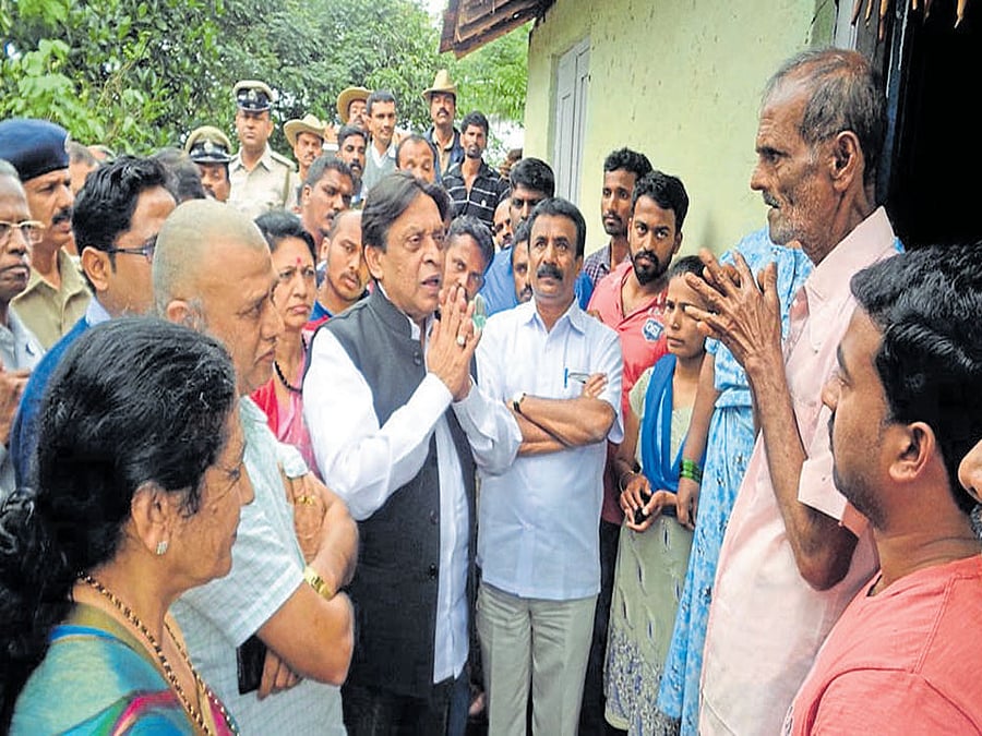 Science and Technology and Kodagu District In-charge Minister M R Seetharam called on the family members of murdered RSS worker Praveen Poojary in Kushalnagar on Tuesday. DH photo