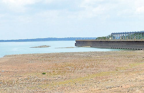 A report on the spot study of the water situation prepared by the Central Water Commission said water level in major reservoirs of Karnataka was precariously low. DH FILE PHOTO