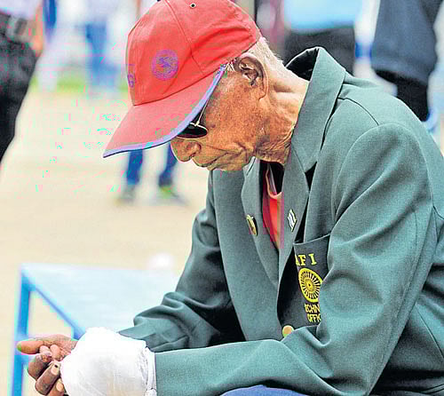 long road to recovery Veteran starter A Ramanna has his injured left hand still wrapped. DH PHOTO/Kishor Kumar BOLAR