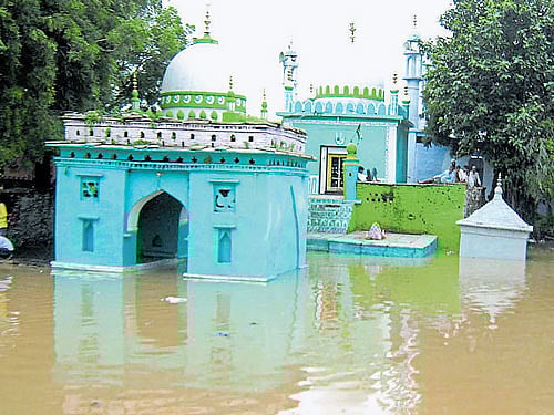 A dargah is partially submerged due to the floods in the Kagina River at Tonasanahalli village in Chittapur taluk of Kalaburagi district. DH photo