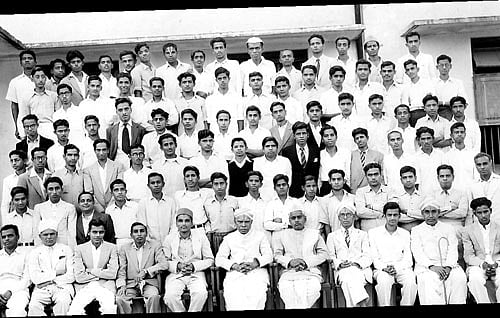 (Seated on chairs, from left) B L K Vinoda Rao, G K Thimmannachar, B M Srinivasa Rao, K Manjunathaiah, S K Deshikachar, V Gopalaswamy Iyengar (principal), K Sampathgiri Rao, H Ramaswamy Iyengar, Vasudeva Murthy, S Ranga Iyengar and K Ramachar. (Standing, first row)  S T Sitaramaiah (third), Badarinarayana, K S Keshava Rao, K P Raghu Ramulu, Annaji Rao, Vasudeva Murthy, R V Rama Murthy, B S Viswanath, K Ramachandra Rao, M S Madhava Murthy, Rama Murthy, M S Suryanarayana Shastry and K Srinivasan. (Second row) Seshasayee, Y S S, C R K, M S Venkata Rao, D B Upendra, Rajagopal, the author, P N Narasimha Murthy, K S Satyanarayana, K S Venkatesh, T S Subramanyam, B R Pandarinath, S Shankara Shastry, S Venkatesh and V Subramanyam. (Fourth row, fourth) B N Narayana (Makeup Nani).
