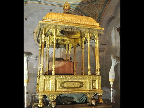According to sources, the wheel of the trolley used for transporting the 750-kg howdah tilted, resulting in the chipping of the gold plating on one of the legs of the howdah, while it was being unloaded from a lorry at the entrance of the palace.