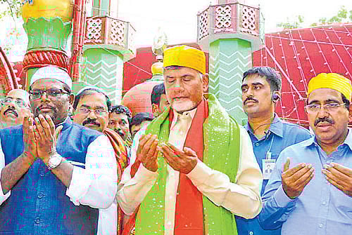 Andhra Pradesh Chief Minister Chandrababu Naidu offered prayers at the Bara Shaheed Dargah in Nellore on Thursday. DH PHOTO