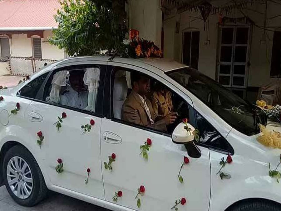G Sreekanth, the District Collector of Akola in western Vidarbha, gave a pleasant surprise to Digambar Thak, who retired on Thursday after serving as a driver in the Revenue Department for more than 33 years, by chauffeuring him to office on his last working day. Image source Twitter