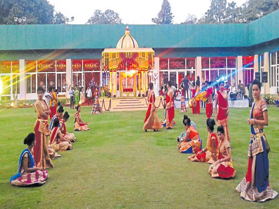 There was a Rajasthani folk dance performance by Triveni troupe at the mehndi ceremony of former minister G&#8200;Janardhana Reddy's daugther Brahmani's marriage at Palace grounds.