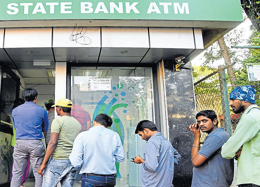 Customers stand in queues to withdraw money from ATMs at Jayanagar 4th T Block. DH PHOTO