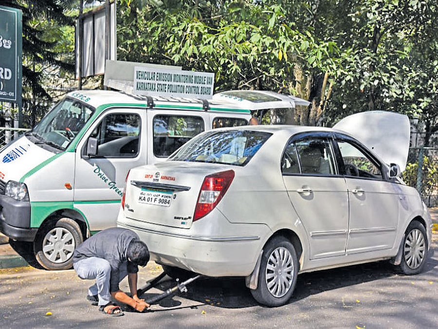 Officials check government vehicles in Cubbon Park on  Monday. DH Photo/S K Dinesh