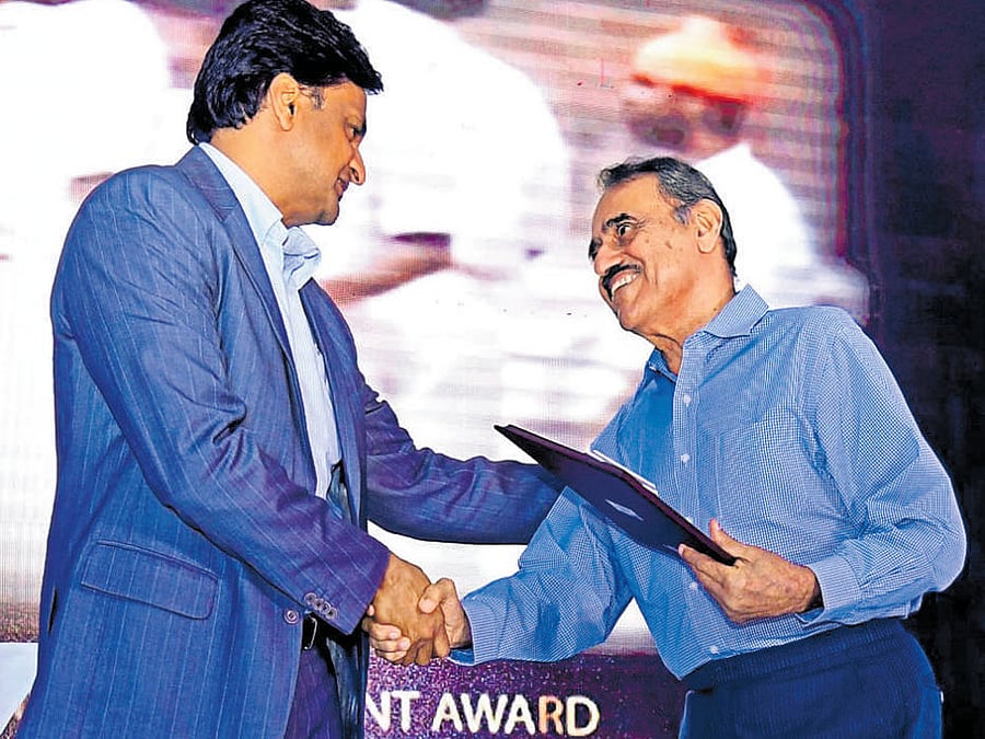 Former cricketer Javagal Srinath (left) presents the lifetime achievement award to spin legend B S Chandrasekhar in Bengaluru on Sunday. DH PHOTO