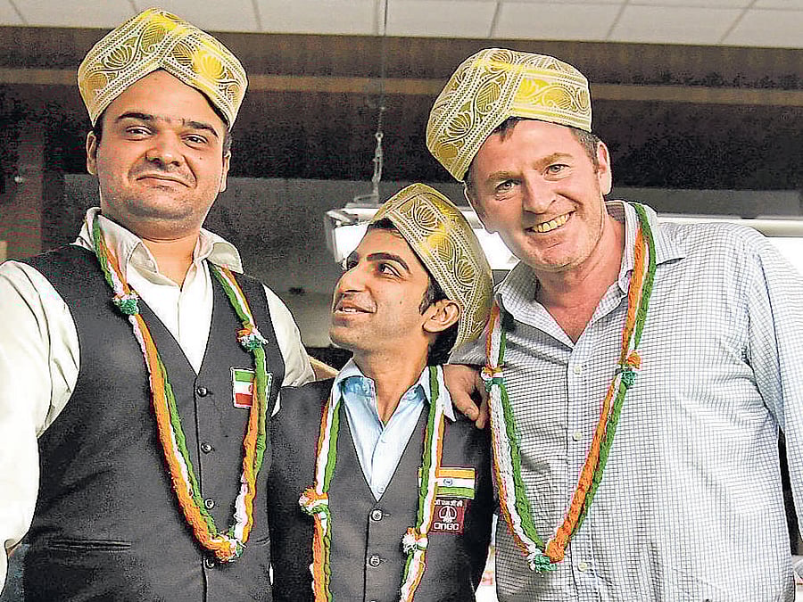 (Fromleft) Iran's Soheil Vahedi, India's Pankaj Advani and Singapore's Peter Gilchrist share a light moment on the eve of the IBSF World Billiards Championship in Bengaluru. DH PHOTO/ KISHOR KUMAR BOLAR