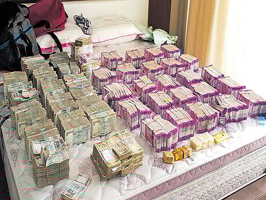 The cash consisting the new currency as well as the banned notes has been handed over to the Income Tax department. DH file photo