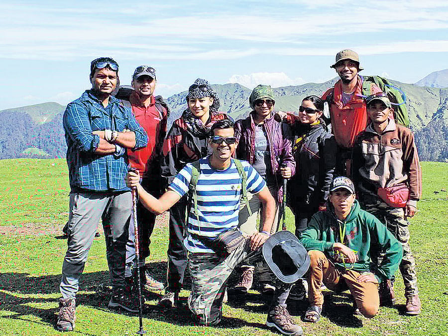 adventurous (Top row, from left) Rahul Nelson, Swaminathan, Binita Thapa, Bindu Swaminathan, Shubhangi Asthana, Saurabh Kalkar and Aan Singh. (Bottom row) Anirudh and Prakash at Roopkund.