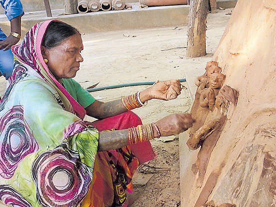 Artist Sundaribai at work