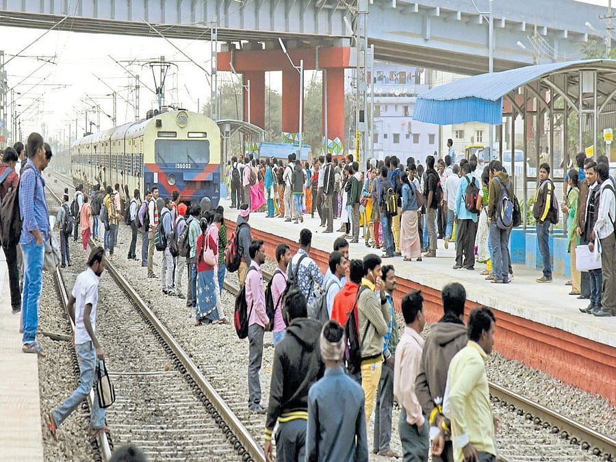 Boarding the available trains at the halt station, many alight at Baiyappanahalli to take the Metro. Many others proceed on the passenger trains to the city railway station.DH Photo.B H Shivakumar