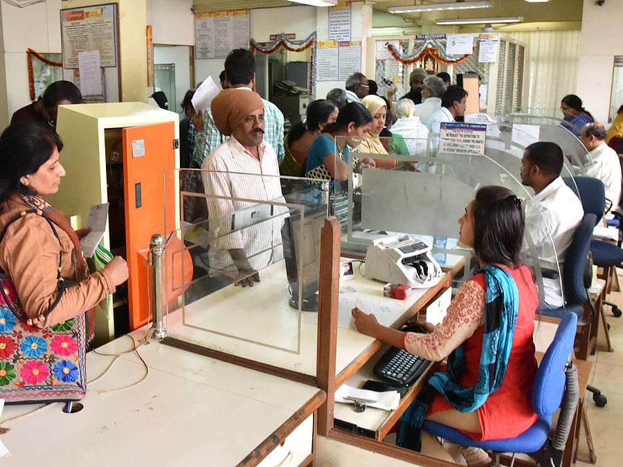 Banks were flushed with deposits after the government scrapped the old high currency notes worth Rs 20.51 trillion, constituting over 86 per cent of the currency in circulation. DH File Photo.
