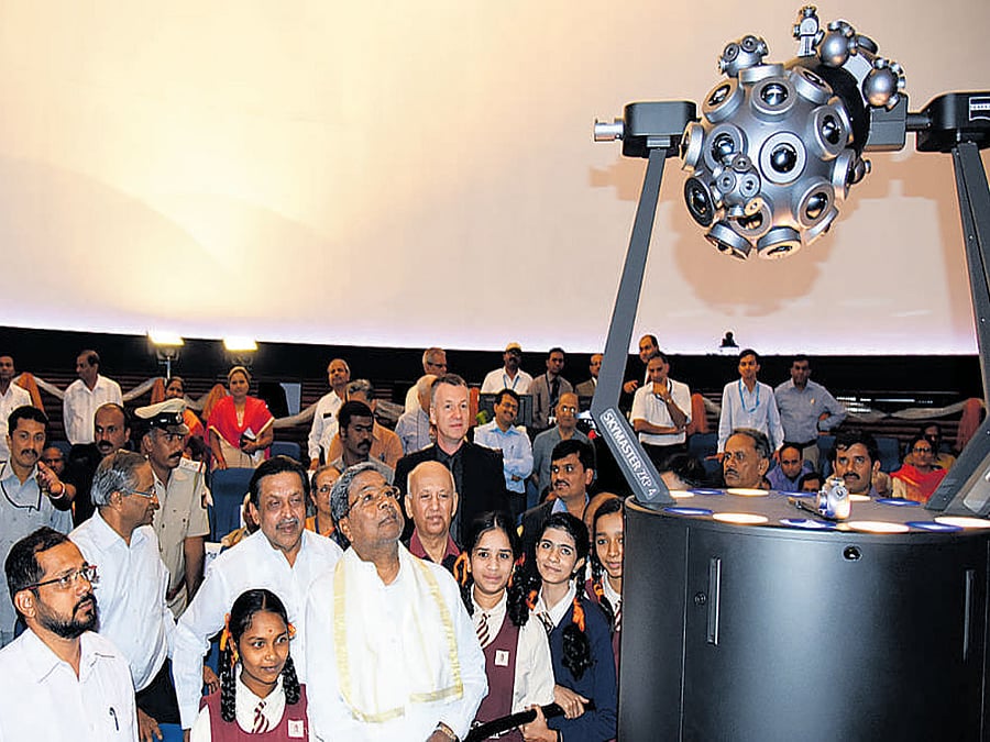 Chief Siddaramaiah inaugurates the Hybrid Projection System at Jawaharlal Nehru Planetarium on Tuesday. DH photo