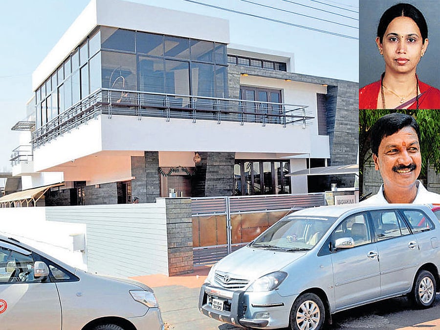 The house of KPCC women's wing president Laxmi Hebbalkar at Kuvempu Nagar in Belagavi, which was raided by Income Tax Department sleuths on Thursday. (Inset) Hebbalkar and Ramesh Jarkiholi. dh photos