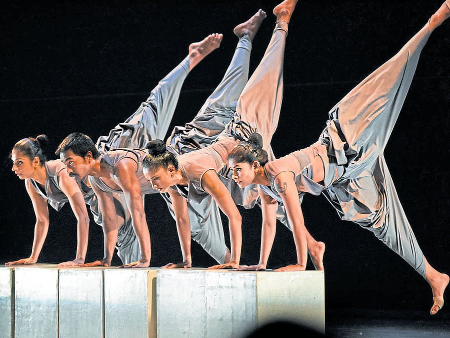 elegant 'Bhinna Vinyasa' by Attakkalari Repertory Company. DH PHOTO BY B H SHIVAKUMAR