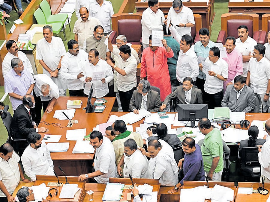 Panel: fine clubs which refuse membership to legislators