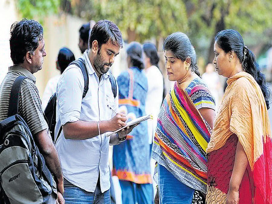 Volunteers collect signatures for the campaign against cutting of trees on Jayamahal Road on Thursday. dh photo