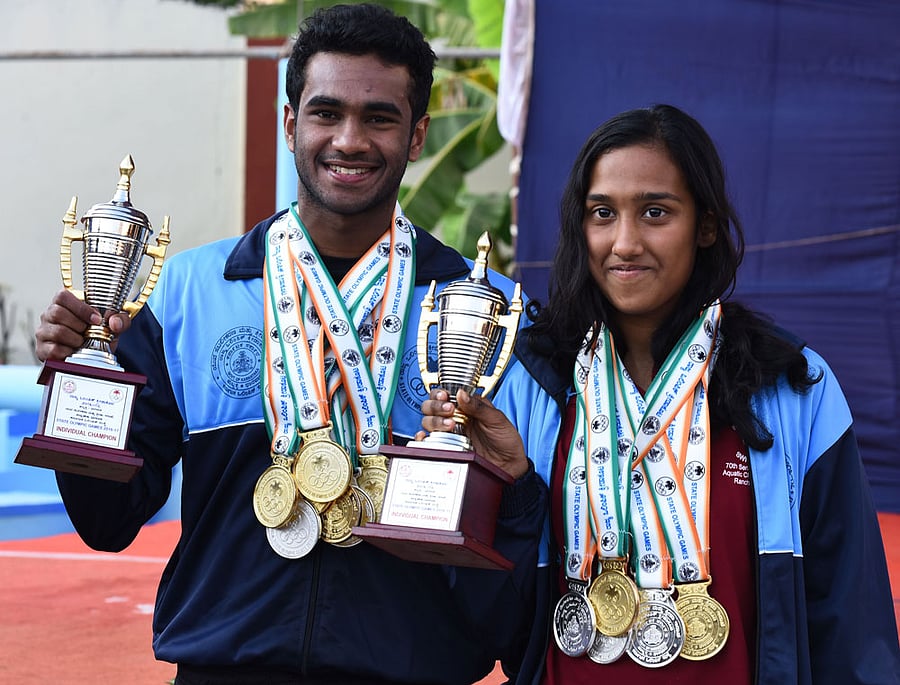 Champions: Avinash Mani (left) and Shriya R Bhat with their spoils on Thursday. DH photo/ TAJUDDIN AZAD