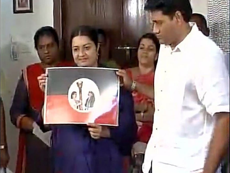 Deepa Jayakumar launches political forum on Jaya's 69th birth anniversary. ANI