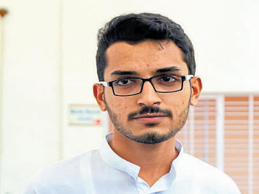 Musthafa K H, son of an autorickshaw driver Hasainar in Madapura, Madikeri, won one gold medal and five cash prizes with first rank in MA Kannada.