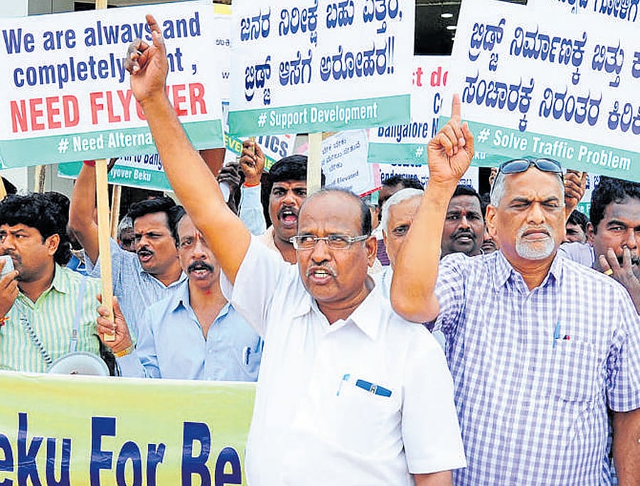 Residents of northern Bengaluru stage a protest on Sunday against the scrapping of the steel flyover project. dh photo