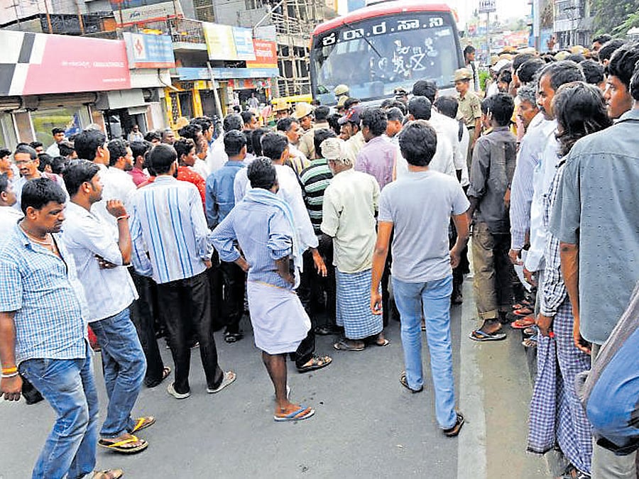 People protest the death of a suspected poacher near Bendagudu checkpost in Kanakapura on Thursday. dh photo