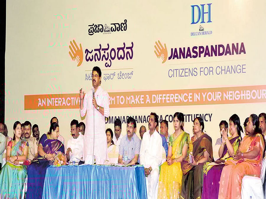 Padmanabhanagar MLA R Ashoka speaks at the event. Corporators Supriya Shekhar (Chikkalasandra), L Shobha Anjanappa (Padmanabhanagar), L Srinivas (Kumaraswamy Layout), Vishwanath, Joint Commisioner BBMP, corporators A Ansar Pasha (Banashankari Temple), D H Lakshmi (Ganesha Temple), Yashoda Lakshmikanth (Karisandra), Poornima Ramesh (Yediyur) and Rajeshwarai Cholaraj (Hosakerehalli) are seen. DH PHOTO